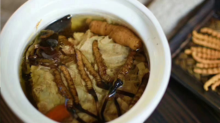 鮮香滋補(bǔ)！鮮冬蟲夏草燉雞湯的美味做法